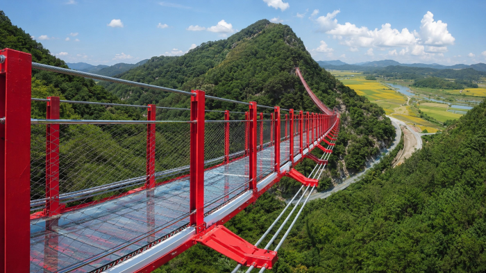 순창 채계산 출렁다리의 투명 바닥과 산 아래 들녘 전망
