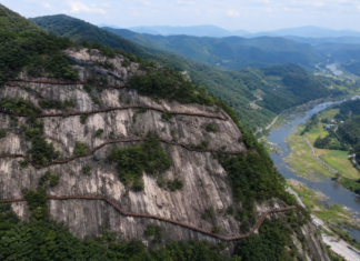 순창 용궐산 화강암 절벽을 가로지르는 1.096km 하늘길과 섬진강 전경