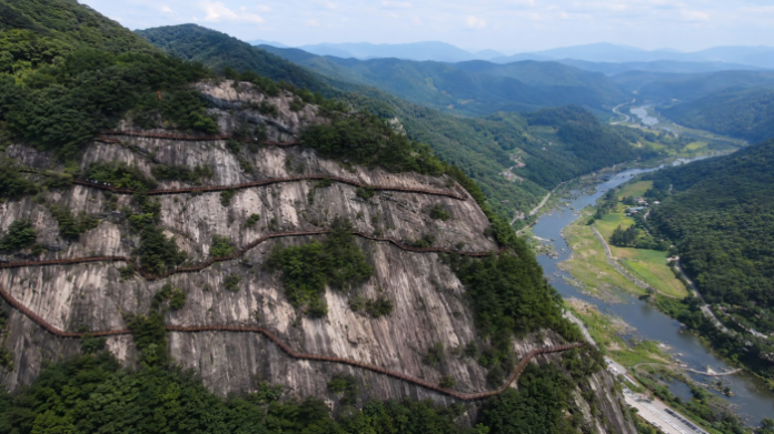 순창 용궐산 화강암 절벽을 가로지르는 1.096km 하늘길과 섬진강 전경