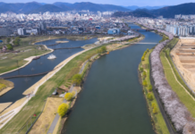 순천 동천야광축제 개막식에서 동천 위로 펼쳐지는 뮤직불꽃쇼