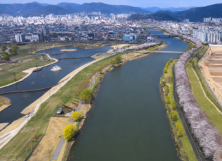 순천 동천야광축제 개막식에서 동천 위로 펼쳐지는 뮤직불꽃쇼
