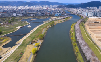순천 동천야광축제 개막식에서 동천 위로 펼쳐지는 뮤직불꽃쇼