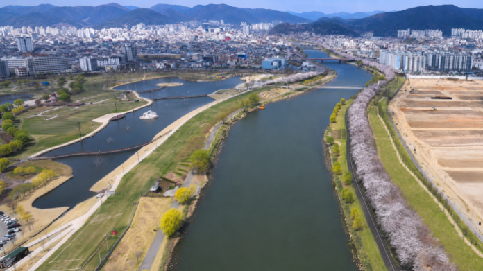 순천 동천야광축제 개막식에서 동천 위로 펼쳐지는 뮤직불꽃쇼