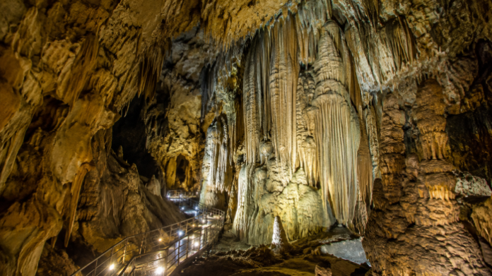 uljin-seongnyugul-cave-entrance-trail 울진 성류굴 입구로 이어지는 암벽 산책로