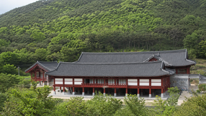 난대림을 배경으로 들어선 완도수목원 산림박물관