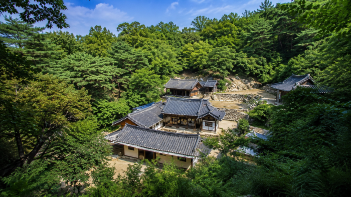 완주 운암산 주변 숲속 한옥형 산림문화 공간과 녹음 풍경