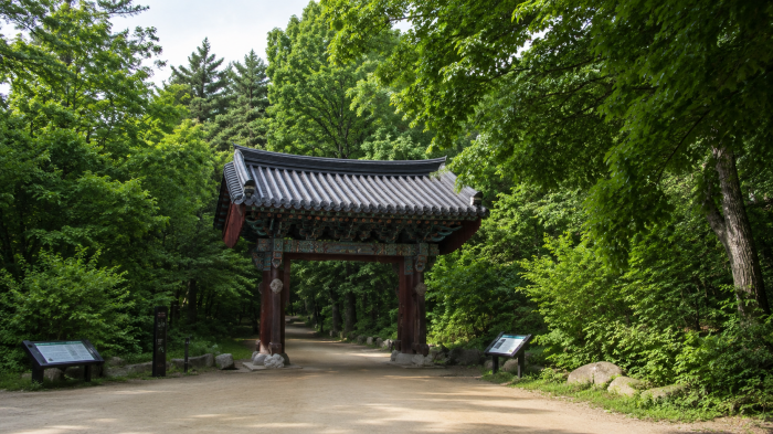 울창한 숲 속에 자리한 오대산 월정사 일주문