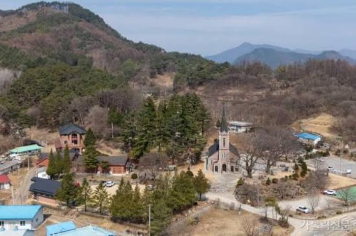 원주 신림면 산자락에 자리한 용소막성당 항공 전경