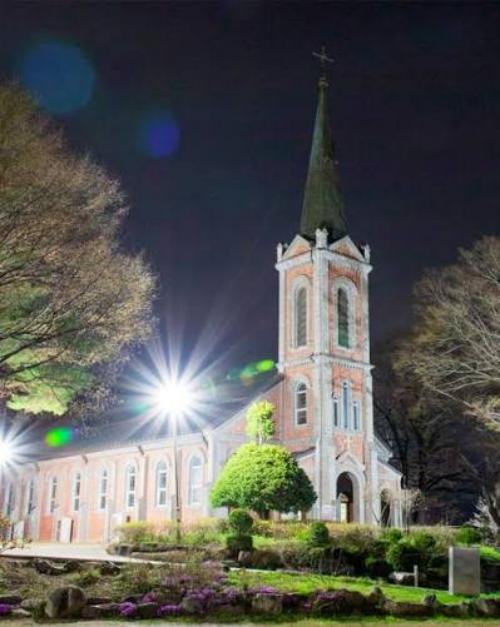 야간 조명을 받은 원주 용소막성당 전경