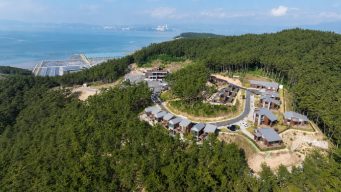 wonsando-recreation-forest-aerial-view 서해와 소나무숲 사이에 들어선 보령 원산도자연휴양림 항공 전경