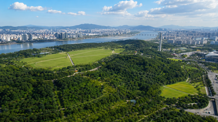 한강과 하늘공원·노을공원, 서울 도심이 함께 펼쳐진 월드컵공원 항공 전경
