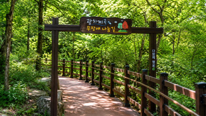 광치계곡 무장애 나눔길 안내문과 완만한 목재 데크길