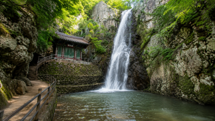 yangsan-hongryongsa-hongryong-waterfall-summer 양산 홍룡사 관음전 옆으로 떨어지는 홍룡폭포 여름 풍경