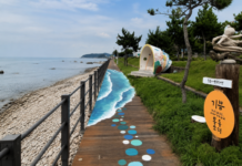 양양 정암해변 몽돌소리길, 설악해변부터 1.2km 이어지는 동해 해안 산책 양양 정암해변 몽돌소리길의 바다 그림 데크와 해안 조형물