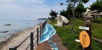 양양 정암해변 몽돌소리길의 바다 그림 데크와 해안 조형물