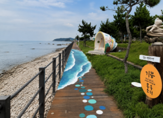 양양 정암해변 몽돌소리길의 바다 그림 데크와 해안 조형물