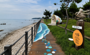 양양 정암해변 몽돌소리길의 바다 그림 데크와 해안 조형물