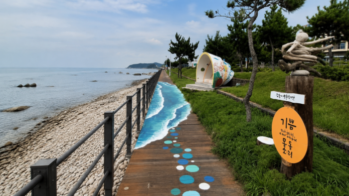 양양 정암해변 몽돌소리길의 바다 그림 데크와 해안 조형물