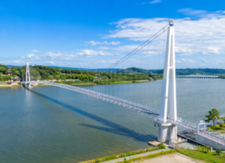 여주 남한강 출렁다리와 남한강 수변 풍경