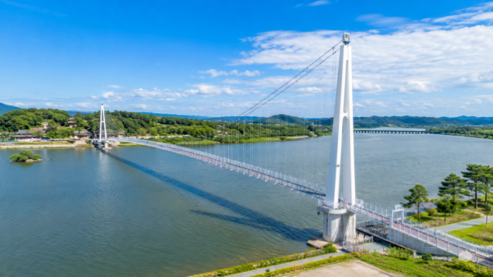 여주 남한강 출렁다리와 남한강 수변 풍경
