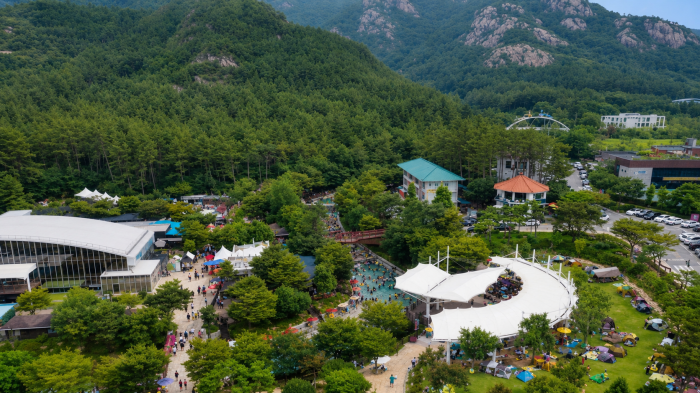 월출산기찬랜드 야외 물놀이장과 대형 그늘막 휴게공간