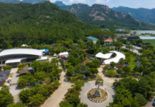 영암 월출산기찬랜드 계곡물 풀장 8곳과 취사 평상 갖춘 여름 가족여행 월출산 자락에 들어선 영암 월출산기찬랜드 물놀이장 항공 전경