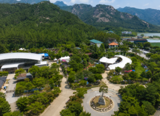 영암 월출산기찬랜드 계곡물 풀장 8곳과 취사 평상 갖춘 여름 가족여행 월출산 자락에 들어선 영암 월출산기찬랜드 물놀이장 항공 전경