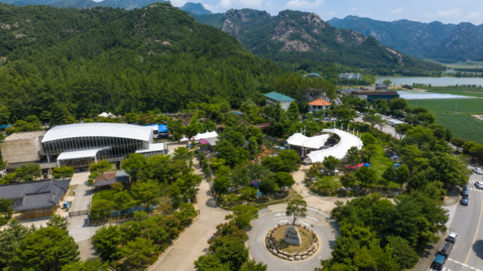 yeongam-wolchulsan-gichanland-aerial-view 월출산 자락에 들어선 영암 월출산기찬랜드 물놀이장 항공 전경