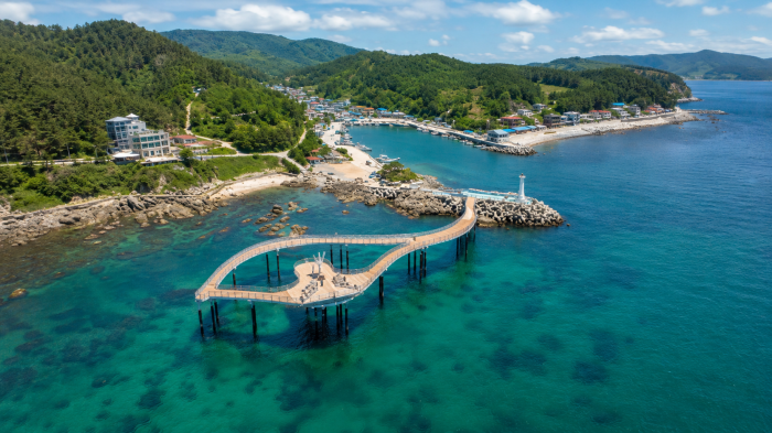 영덕 고래불해수욕장 해상 산책 데크와 항구 전경