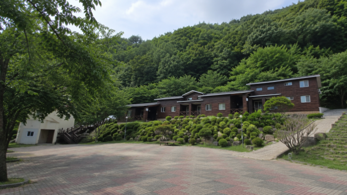 yeongdong-minjujisan-recreation-forest-lodging-main 영동 민주지산 자연휴양림의 숲속 숙박동과 울창한 여름 산림
