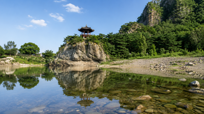 맑은 강물에 비친 영동 월류정과 바위 절벽