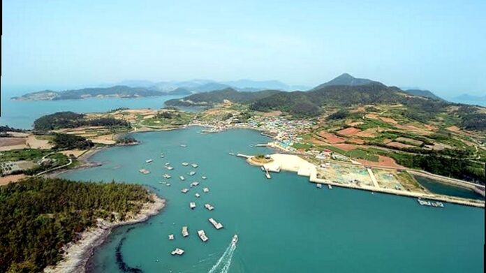 여수 낭도 항구와 다도해, 산자락과 마을이 어우러진 항공 전경