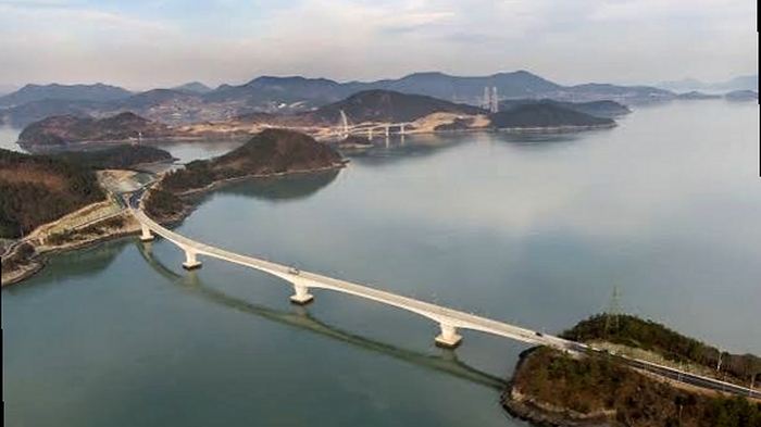 여수 낭도와 주변 섬을 잇는 연륙교와 다도해 바다 풍경