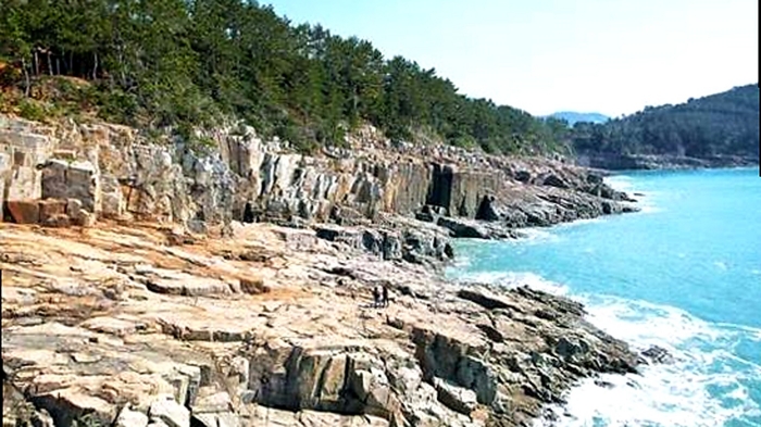 여수 낭도 해안 기암절벽과 파도, 푸른 바다 풍경