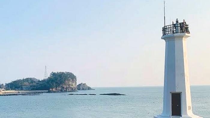 여수 낭도 남포등대와 바위 해안, 푸른 바다 풍경