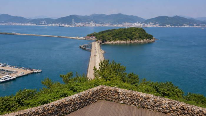 여수 오동도로 이어지는 방파제 바닷길과 섬 전경