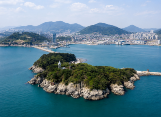 여수 오동도, 768m 방파제 바닷길 따라 배 없이 들어가는 섬 여행 여수 도심 앞바다에 자리한 오동도와 방파제 전경