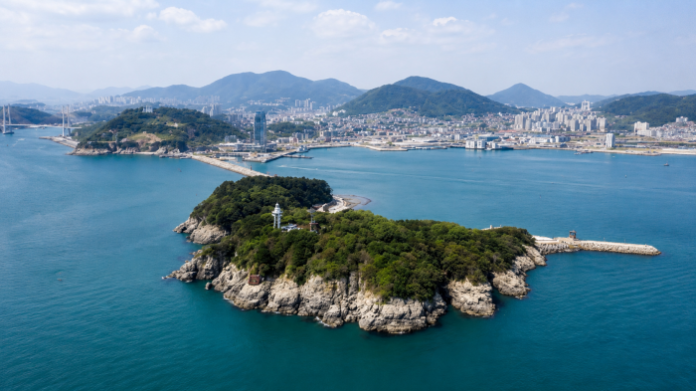 yeosu-odongdo-island-aerial-view 여수 도심 앞바다에 자리한 오동도와 방파제 전경