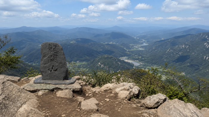 해발 646.7m 용궐산 정상 표지석과 섬진강·순창 산세