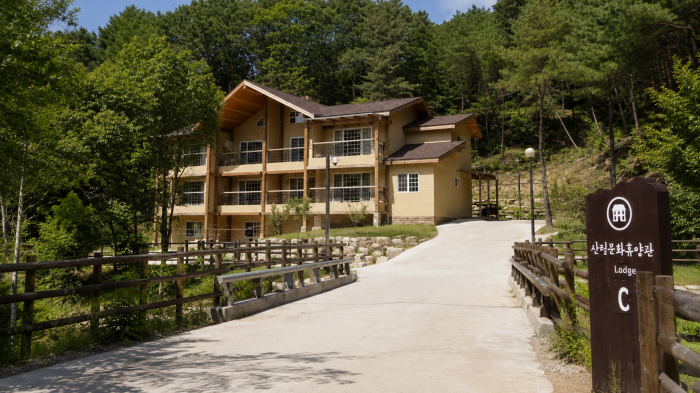 춘천 용화산자연휴양림 산림문화휴양관과 진입로