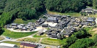 용인 대장금파크 산자락 아래 펼쳐진 한옥 세트와 사극 오픈세트장 전경