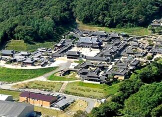 용인 대장금파크 산자락 아래 펼쳐진 한옥 세트와 사극 오픈세트장 전경