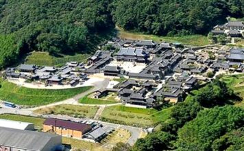용인 대장금파크, 대장금부터 미스터 션샤인까지 드라마 속 주인공이 되는 한류 여행지 용인 대장금파크 산자락 아래 펼쳐진 한옥 세트와 사극 오픈세트장 전경