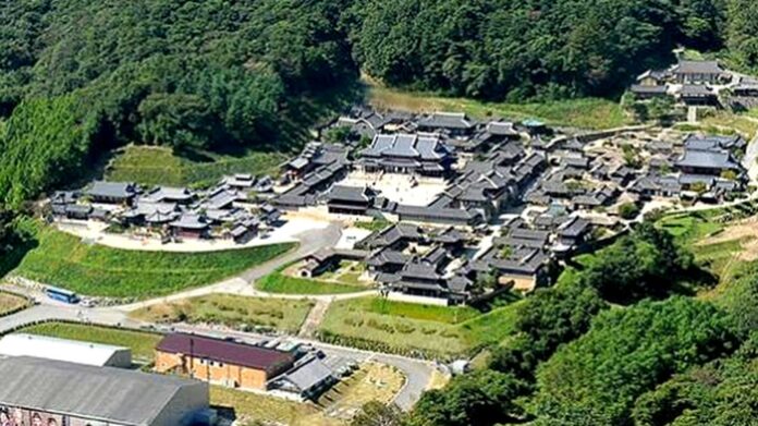 용인 대장금파크 산자락 아래 펼쳐진 한옥 세트와 사극 오픈세트장 전경