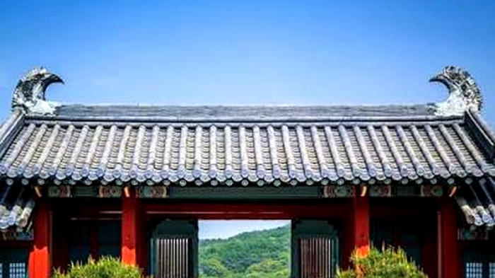 용인 대장금파크 전통 문 너머로 보이는 산자락과 한옥 세트 풍경
