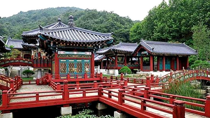 용인 대장금파크 붉은 다리와 연못, 전통 전각이 어우러진 포토존