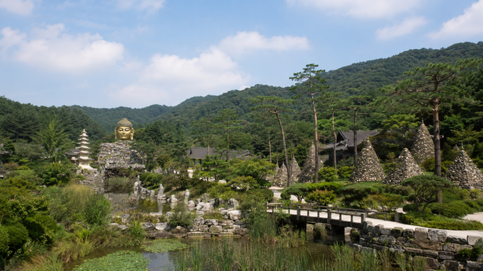 용인 와우정사 연못과 돌탑 정원, 사찰 전경