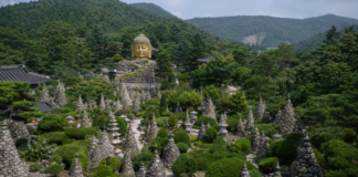 용인 와우정사, 기네스북 오른 12m 목조 와불…입장료 무료 이국적 사찰 용인 와우정사 숲길에 이어지는 돌탑과 석탑