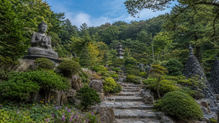 용인 와우정사 불상과 돌탑이 배치된 산중 정원