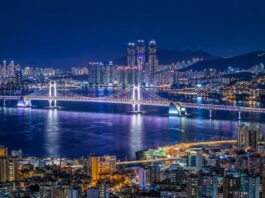 광안대교와 부산 도심 불빛이 어우러진 부산 야경